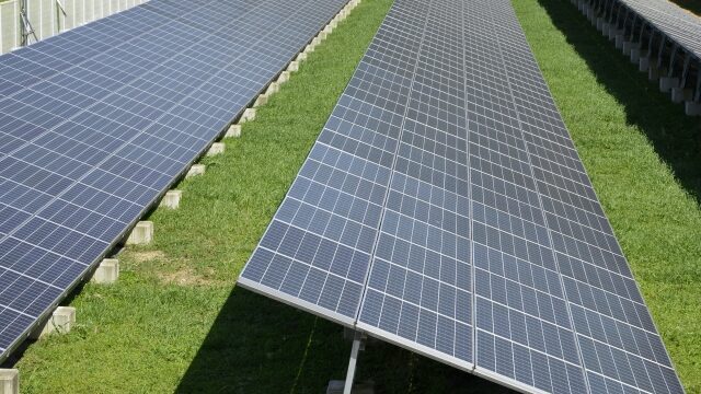 太陽光発電所の売却手続きは煩雑？仲介手数料や高額査定のポイント